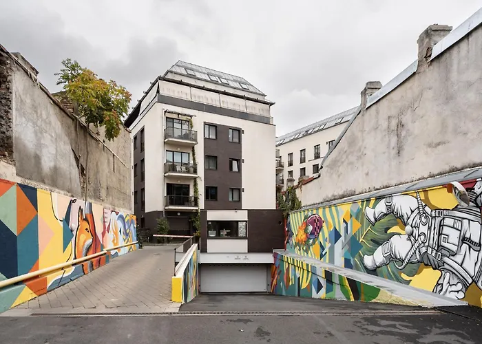 Lazynest - Modern Apartment With Parking & Balcony