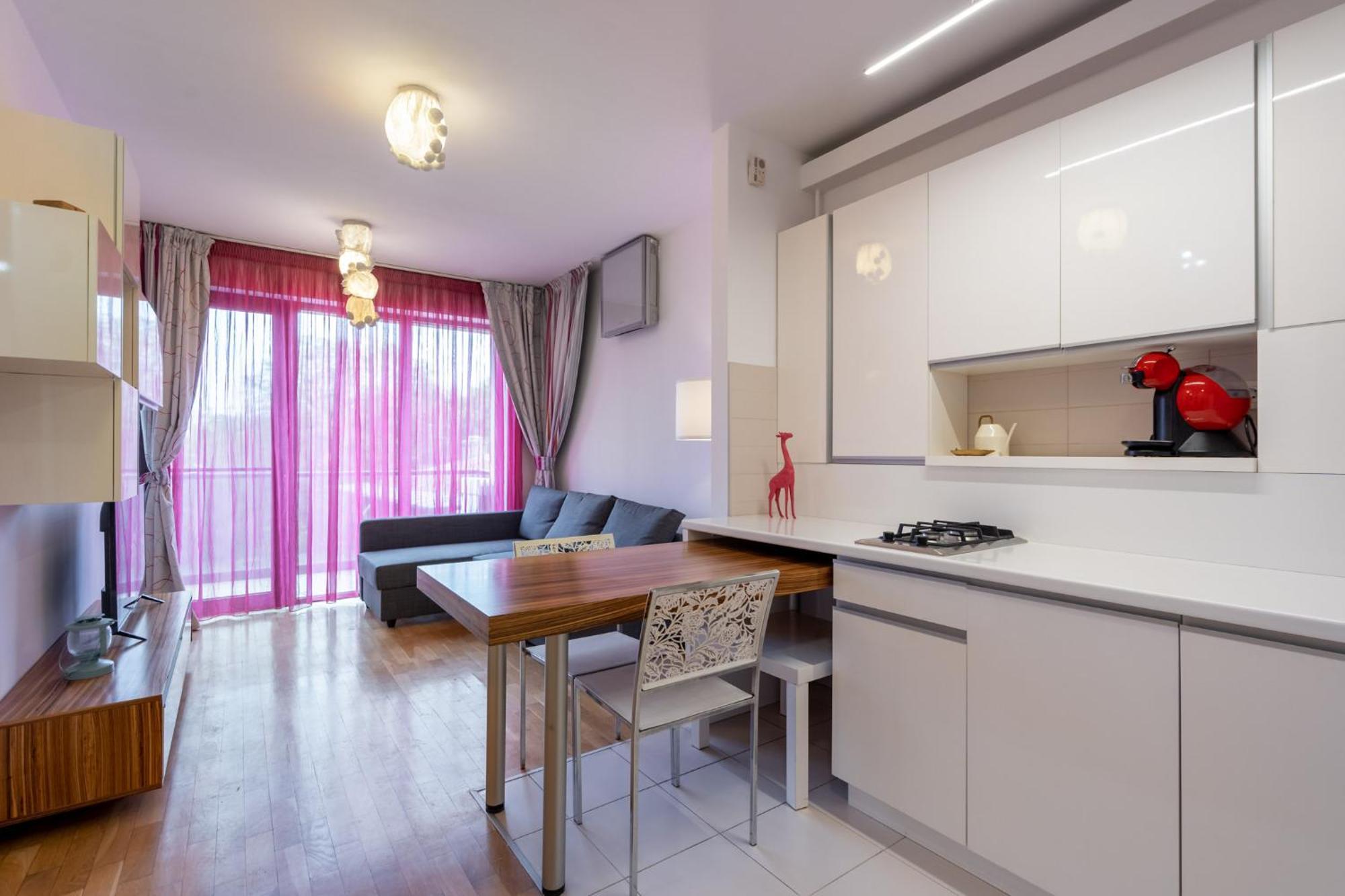 Lazynest - Modern With Parking & Balcony *