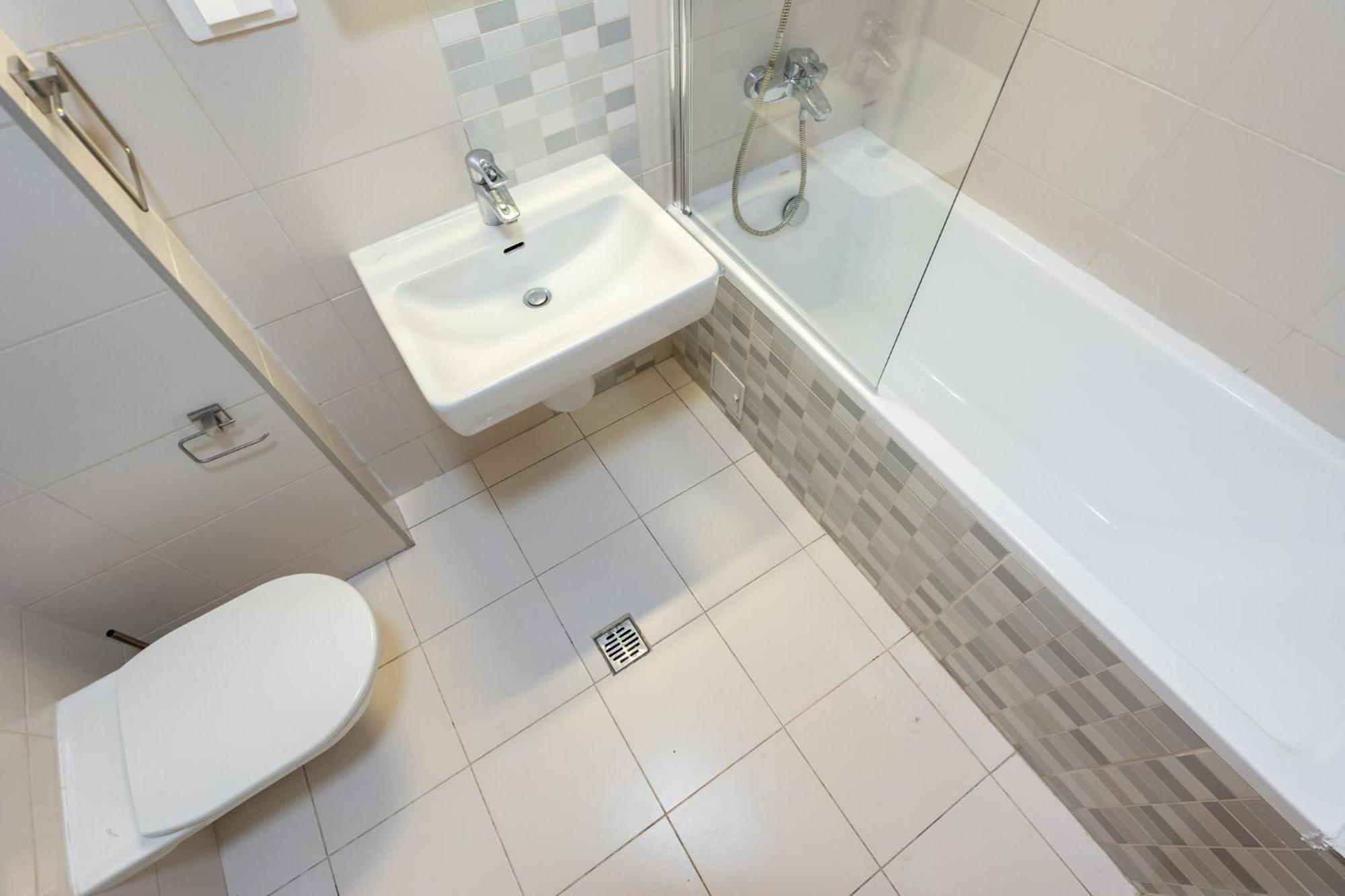 Lazynest - Modern With Parking & Balcony Apartment *