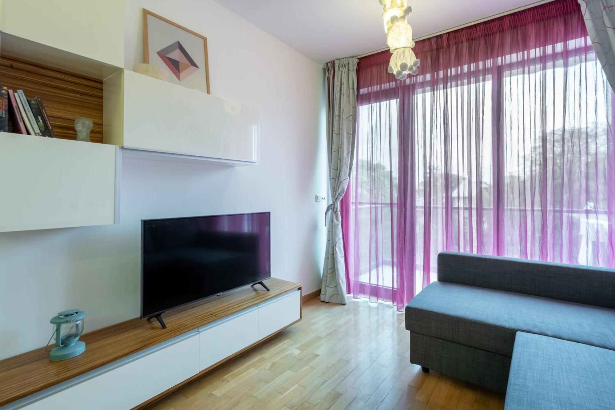 Lazynest - Modern With Parking & Balcony *