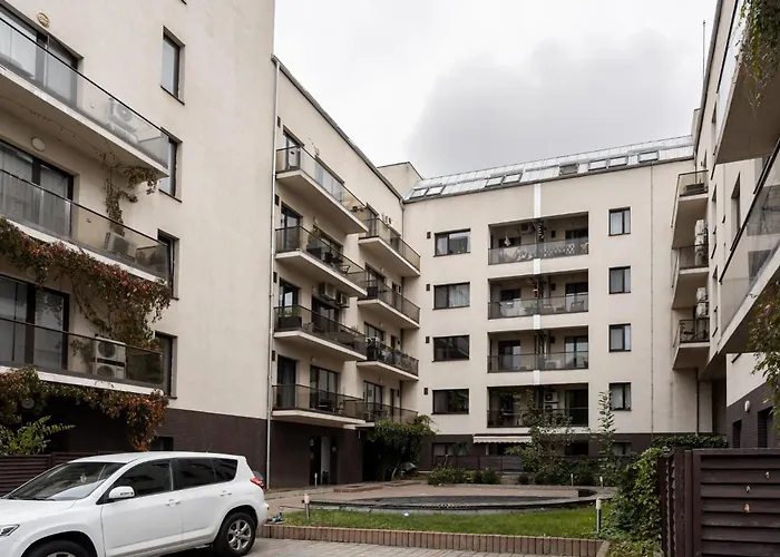 Lazynest - Modern Apartment With Parking & Balcony