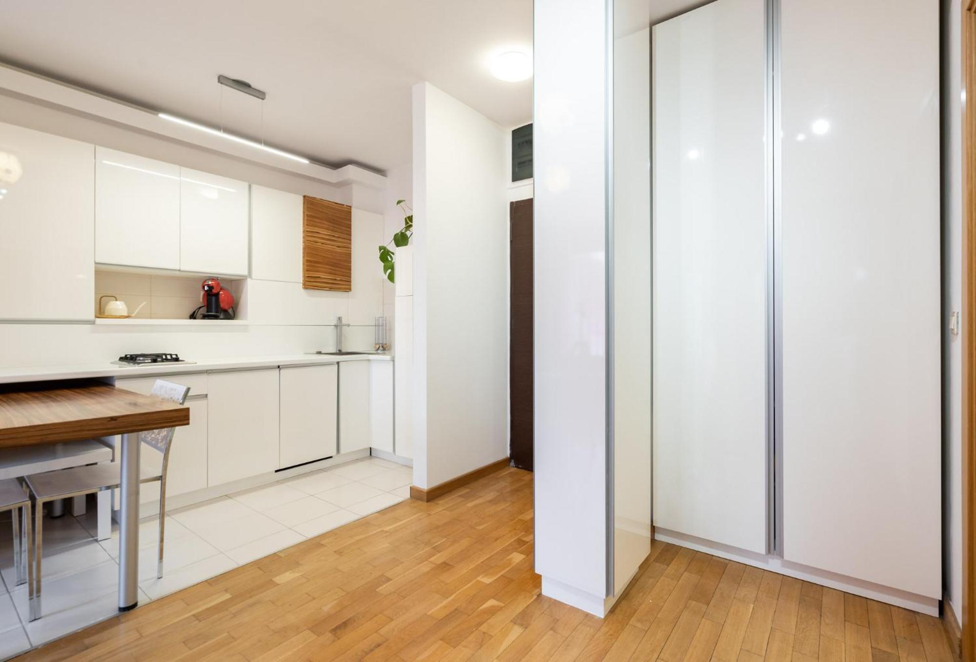 Lazynest - Modern With Parking & Balcony Apartament